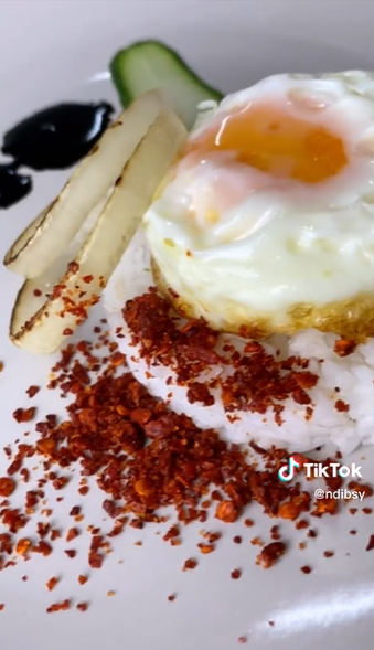 Cara plating nasi dan telur ala wanita ini kece, cuma pakai bahan sederhana