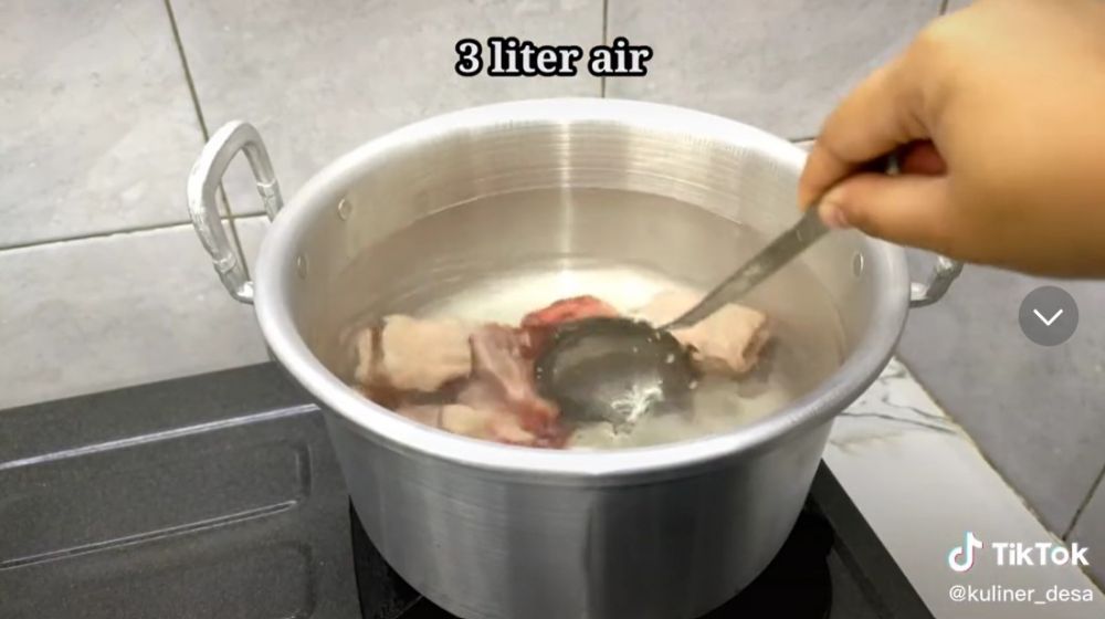 7 Cara bikin kuah kaldu sapi ala pedagang bakso, wajib tumis bumbu