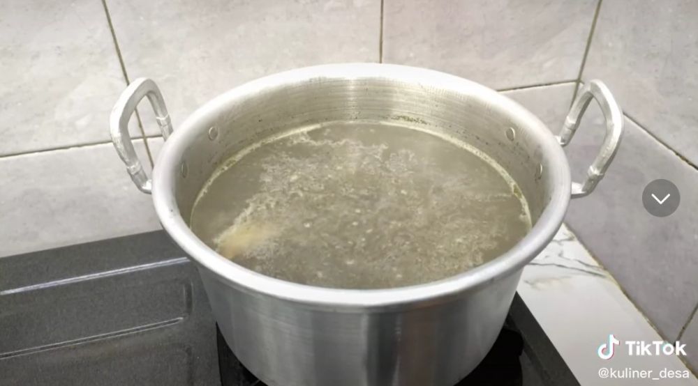 7 Cara bikin kuah kaldu sapi ala pedagang bakso, wajib tumis bumbu