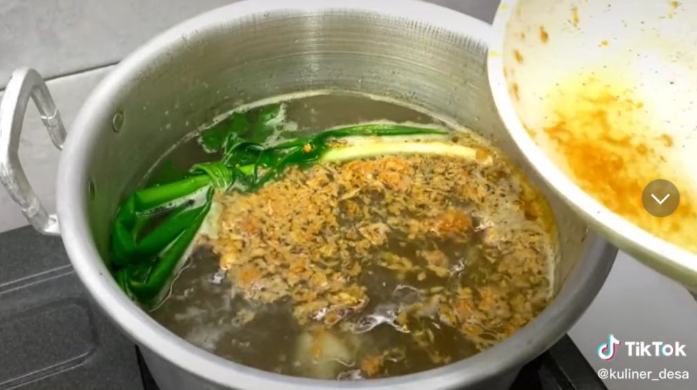 7 Cara bikin kuah kaldu sapi ala pedagang bakso, wajib tumis bumbu