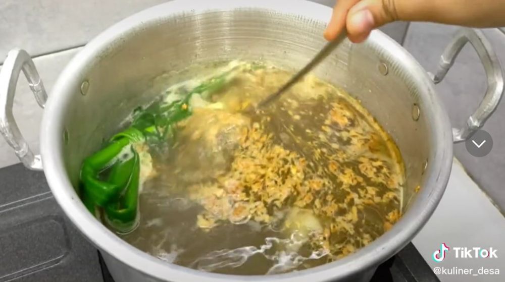 7 Cara bikin kuah kaldu sapi ala pedagang bakso, wajib tumis bumbu