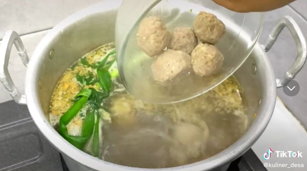 7 Cara bikin kuah kaldu sapi ala pedagang bakso, wajib tumis bumbu