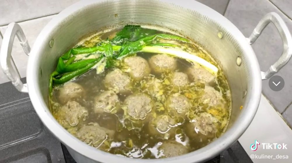 7 Cara bikin kuah kaldu sapi ala pedagang bakso, wajib tumis bumbu