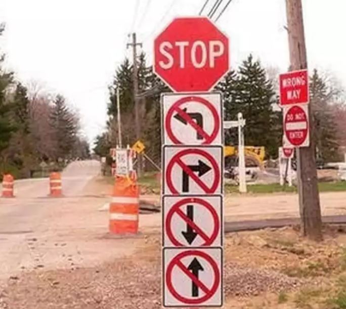 Potret plang di jalanan gambarnya nyeleneh abis Berbagai sumber