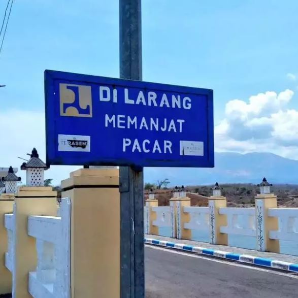 Potret plang di jalanan gambarnya nyeleneh abis Berbagai sumber