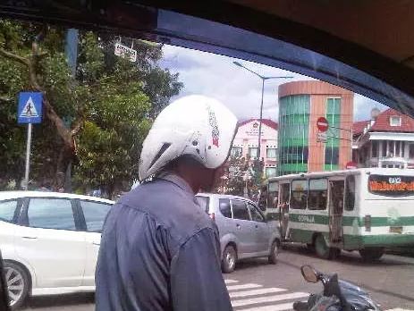 11 Potret kocak orang pakai helm ini cara pakainya nyeleneh abis, tidak pada tempatnya