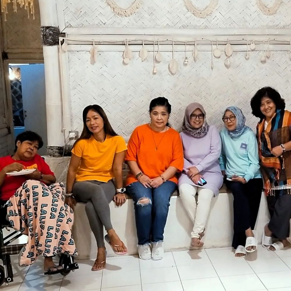 Bahagia kembali kumpul bersama keluarga, ini 8 potret terbaru Suti Karno usai operasi amputasi kaki