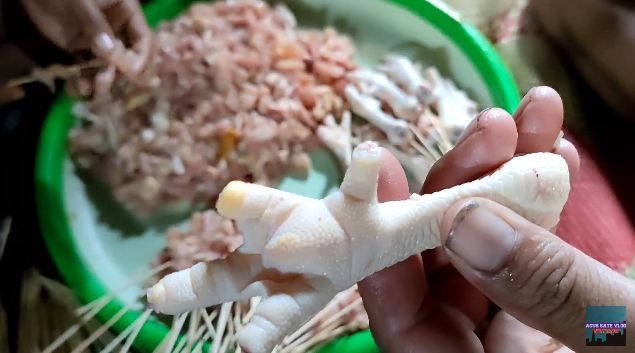 Trik menusuk ceker dan sayap ayam ala angkringan, rapi dan tak jatuh saat dibakar