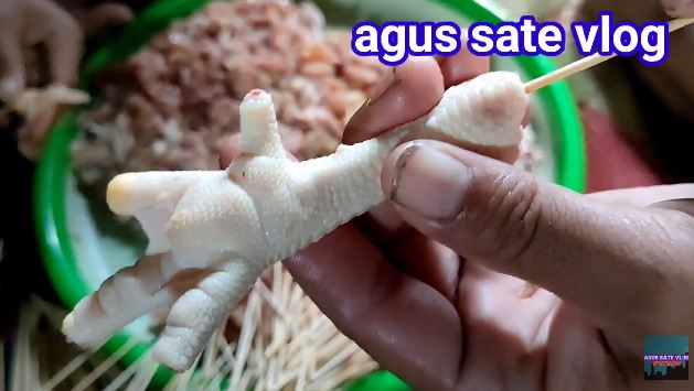 Trik menusuk ceker dan sayap ayam ala angkringan, rapi dan tak jatuh saat dibakar