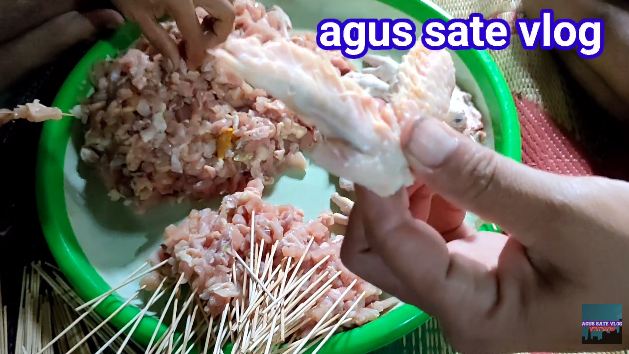 Trik menusuk ceker dan sayap ayam ala angkringan, rapi dan tak jatuh saat dibakar