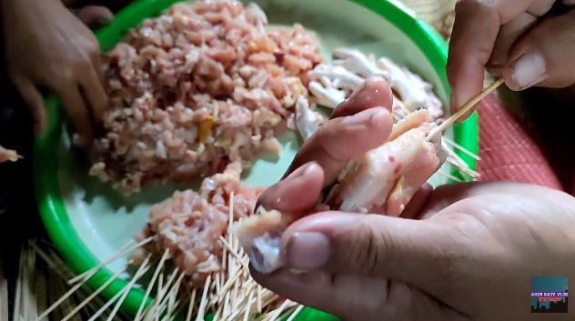 Trik menusuk ceker dan sayap ayam ala angkringan, rapi dan tak jatuh saat dibakar