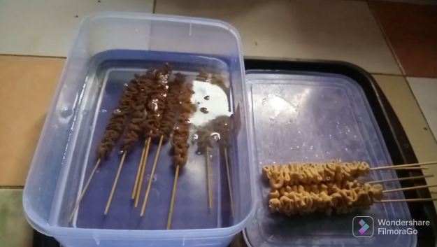 Bukan langsung digoreng, ini cara menghangatkan baceman sate yang sudah terlalu hitam