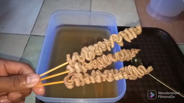 Bukan langsung digoreng, ini cara menghangatkan baceman sate yang sudah terlalu hitam