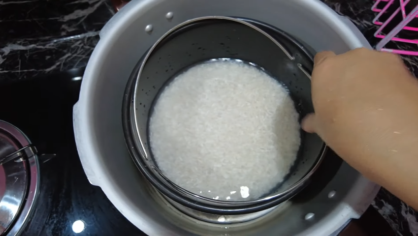 Cara menanak nasi pakai panci presto, lebih cepat pulen hanya dalam 10 menit
