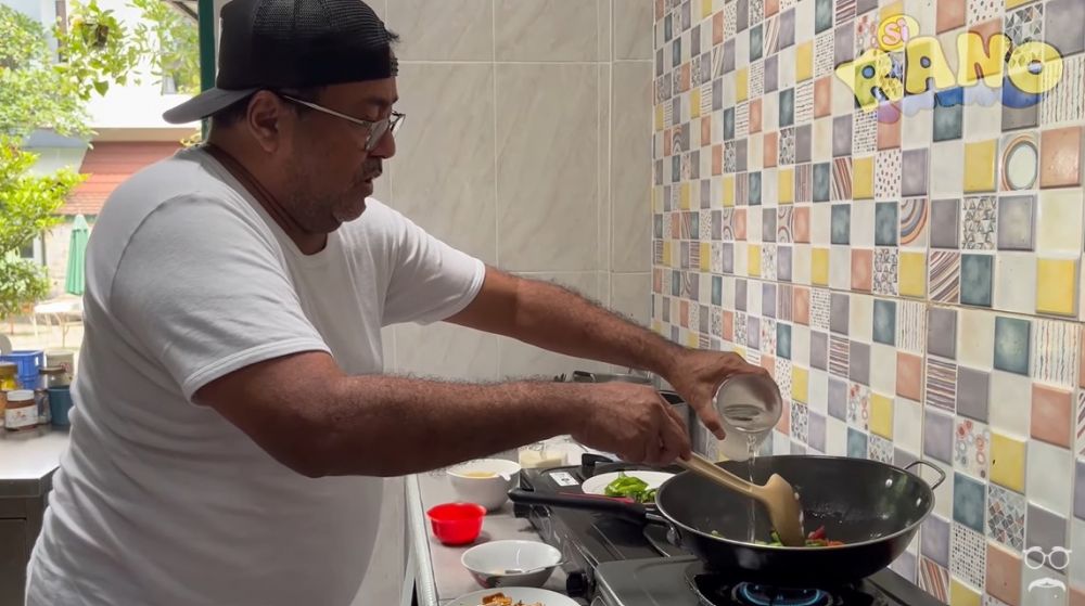 7 Cara Rano Karno pemeran 'Si Doel Anak Sekolahan' masak ikan jambal, simpel khas menu rumahan
