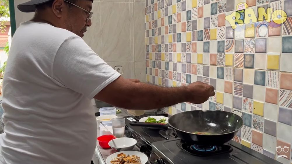 7 Cara Rano Karno pemeran 'Si Doel Anak Sekolahan' masak ikan jambal, simpel khas menu rumahan