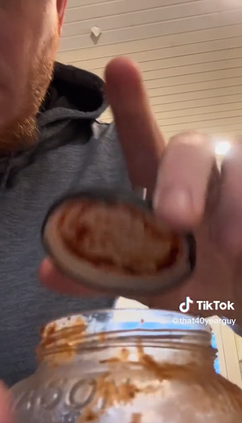 Tak perlu direndam air panas, ini trik buka tutup jar kaca yang sulit diputar