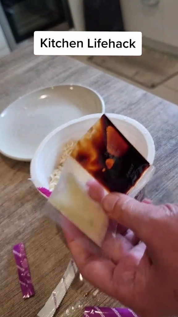 Trik jitu menuang bumbu mi instan sampai tak bersisa