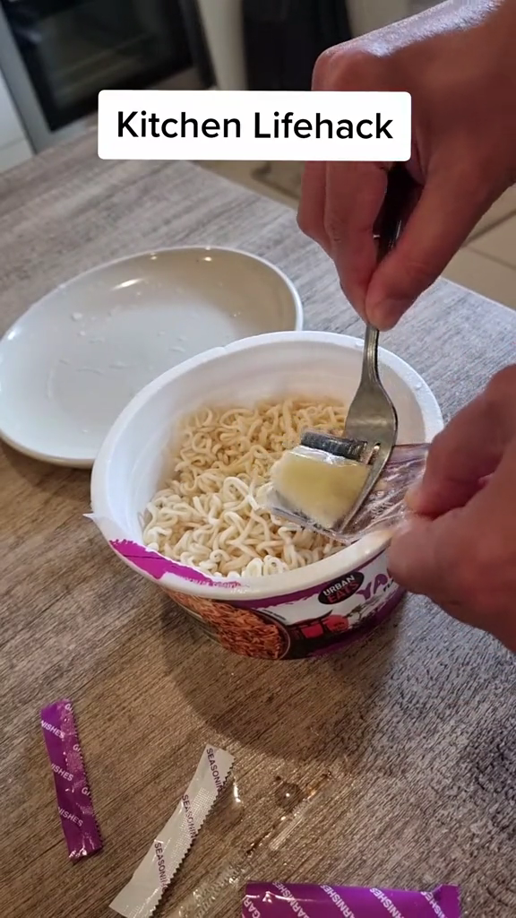 Trik jitu menuang bumbu mi instan sampai tak bersisa