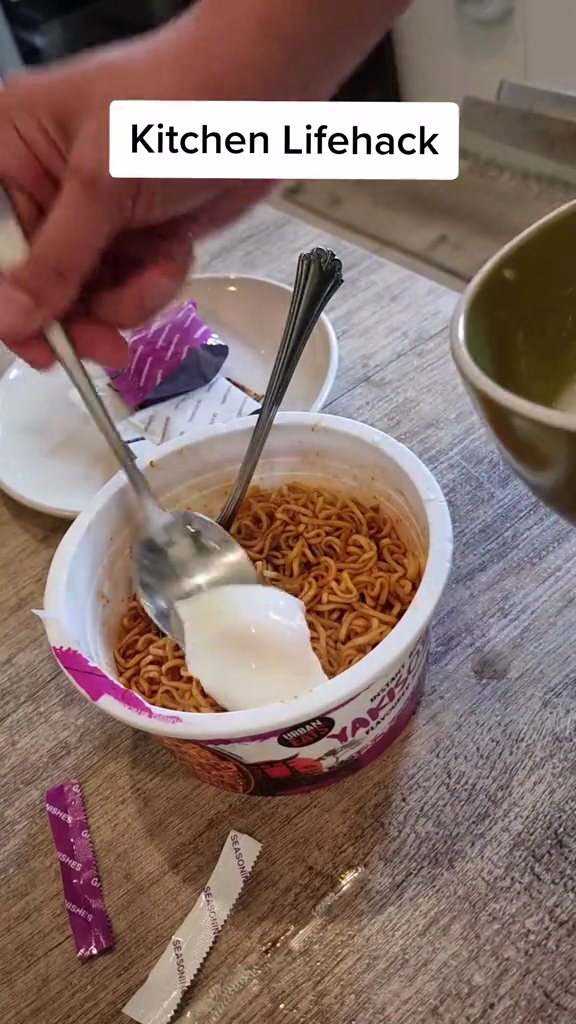 Trik jitu menuang bumbu mi instan sampai tak bersisa