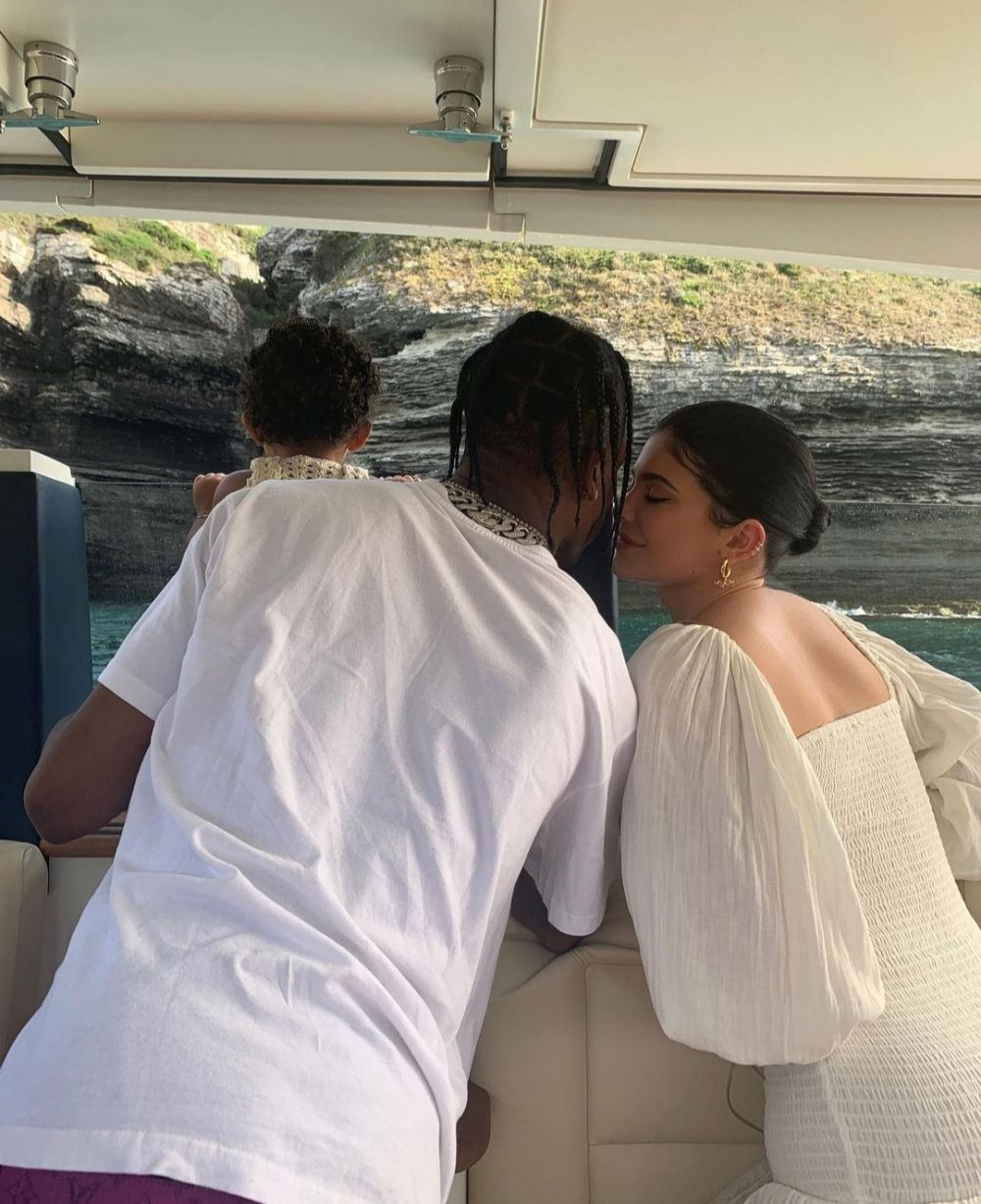 kisah perjalanan cinta Kylie Jenner dan Travis Scott © 2023 brilio.net