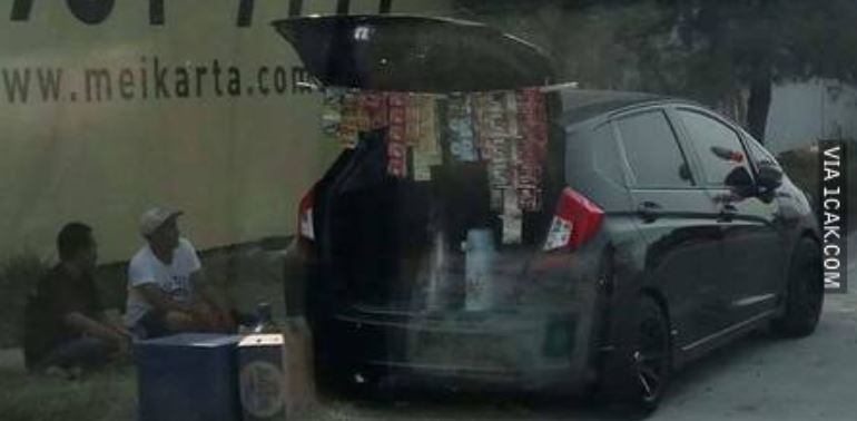 Tingkah nyeleneh orang saat jualan © 2022 berbagai sumber