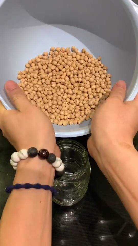 Tanpa alat khusus, ini trik menuang biji-bijian ke jar agar tidak tumpah dan berceceran