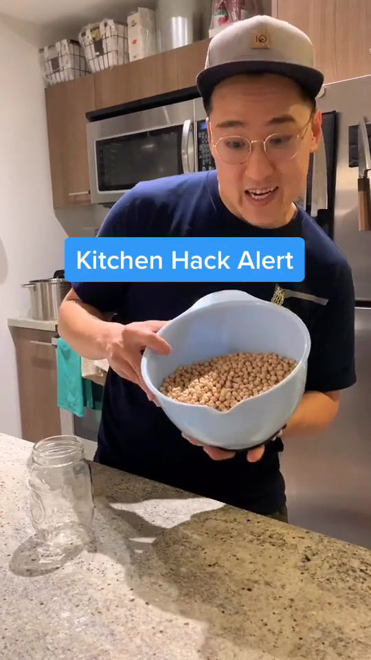 Tanpa alat khusus, ini trik menuang biji-bijian ke jar agar tidak tumpah dan berceceran