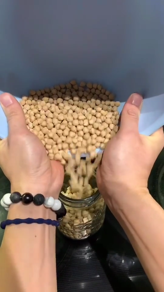 Tanpa alat khusus, ini trik menuang biji-bijian ke jar agar tidak tumpah dan berceceran