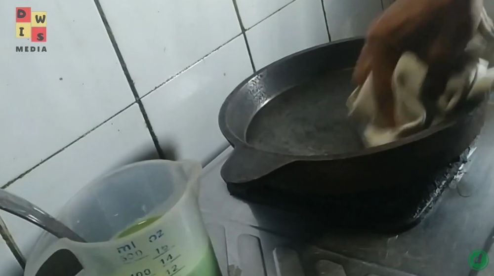 Tanpa termometer, begini trik mengecek suhu panas yang pas pada loyang martabak manis