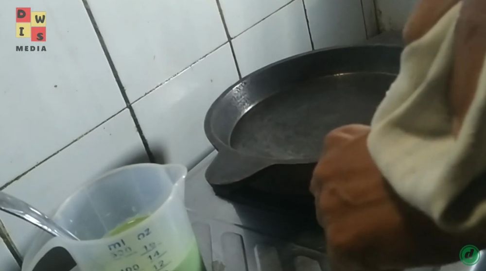 Tanpa termometer, begini trik mengecek suhu panas yang pas pada loyang martabak manis