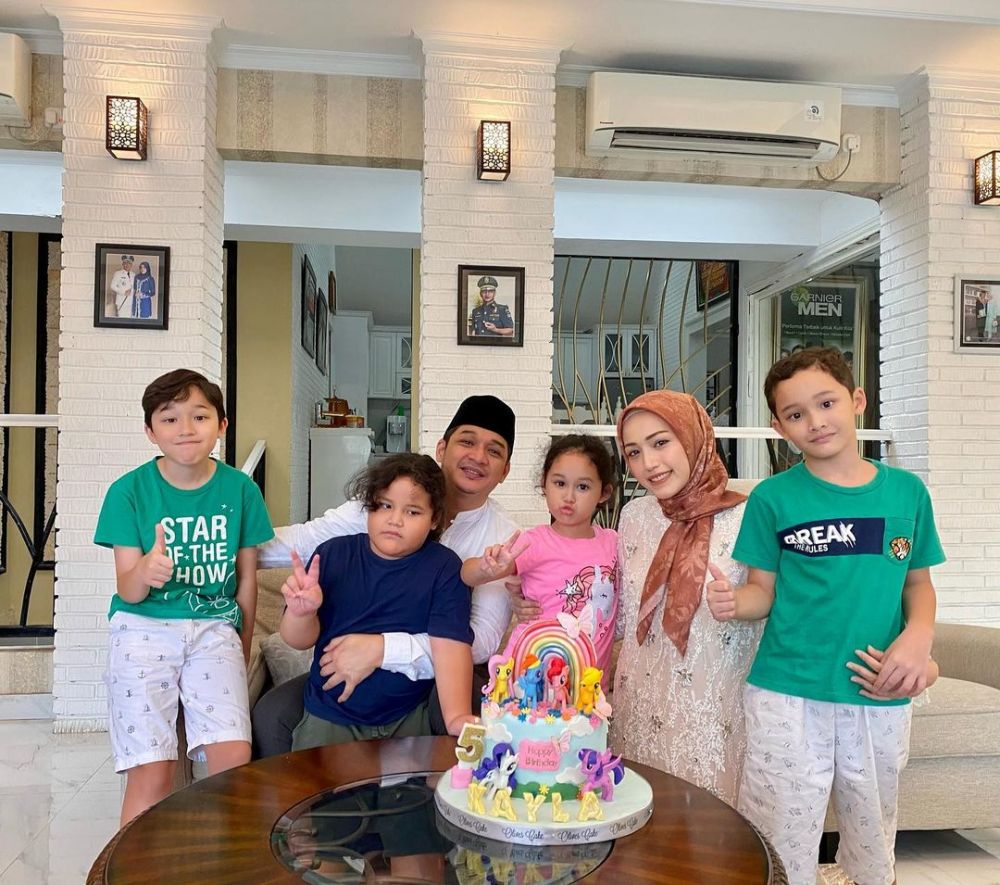 Momen 9 seleb rayakan ultah anak dengan sederhana, Bunga Zainal beri kue dan ucapan manis