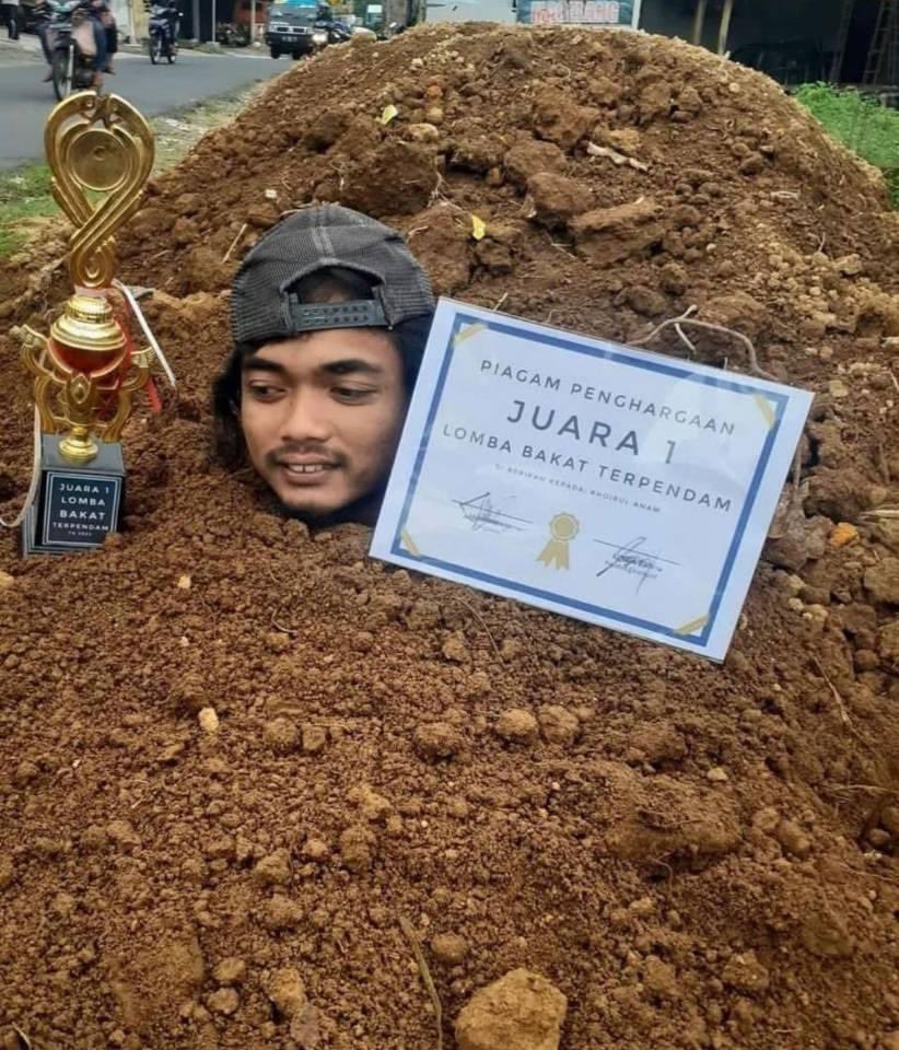 potret tulisan kocak di hadiah juara 1 © berbagai sumber potret tulisan kocak di hadiah juara 1 © berbagai sumber