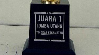 potret tulisan kocak di hadiah juara 1 © berbagai sumber potret tulisan kocak di hadiah juara 1 © berbagai sumber