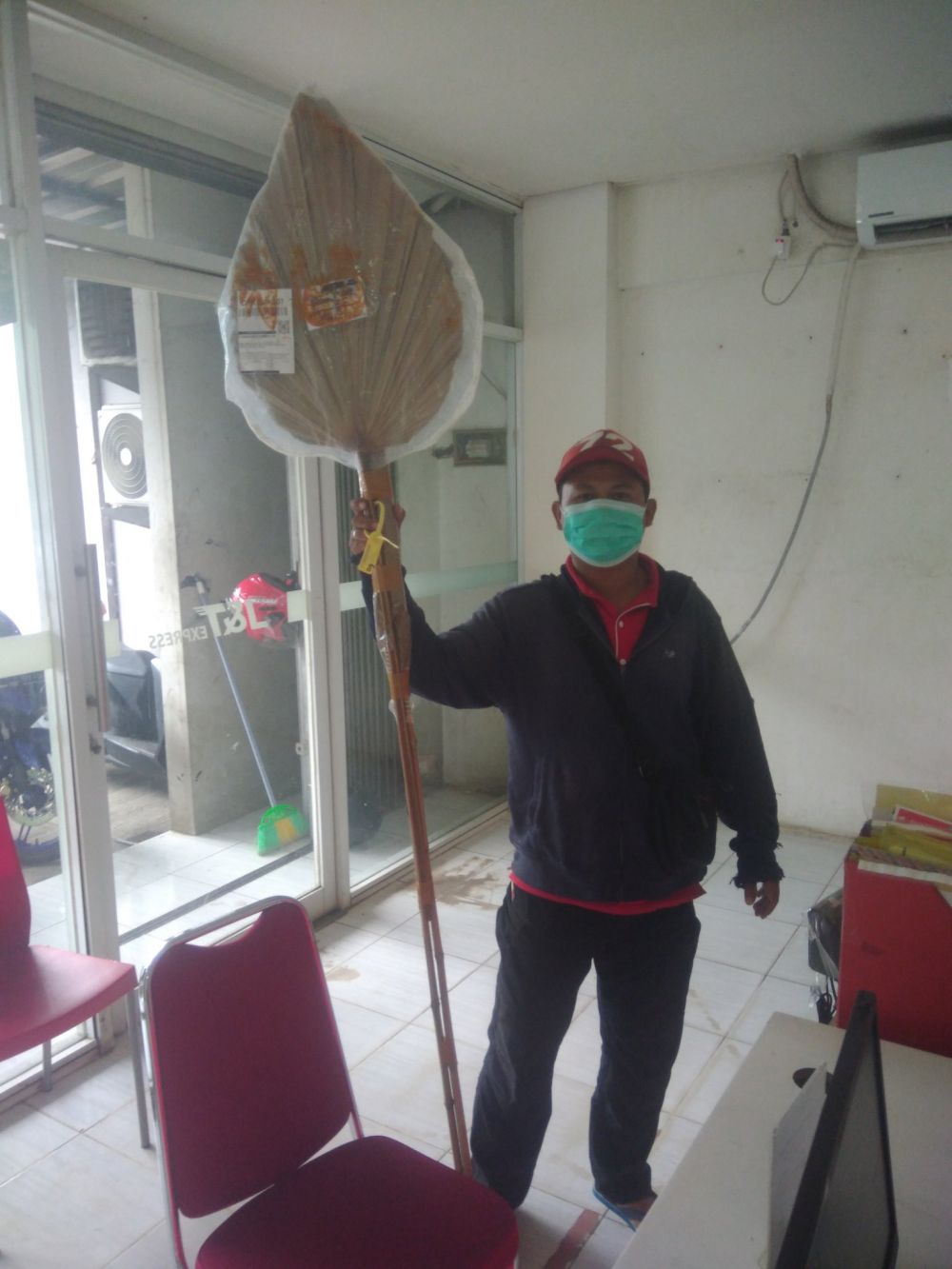 Potret nyeleneh bungkus paket © 2023 brilio.net Potret nyeleneh bungkus paket © 2023 brilio.net