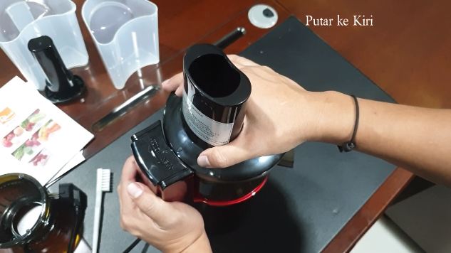 Jangan ditarik, begini cara mudah membuka dan menutup slow juicer