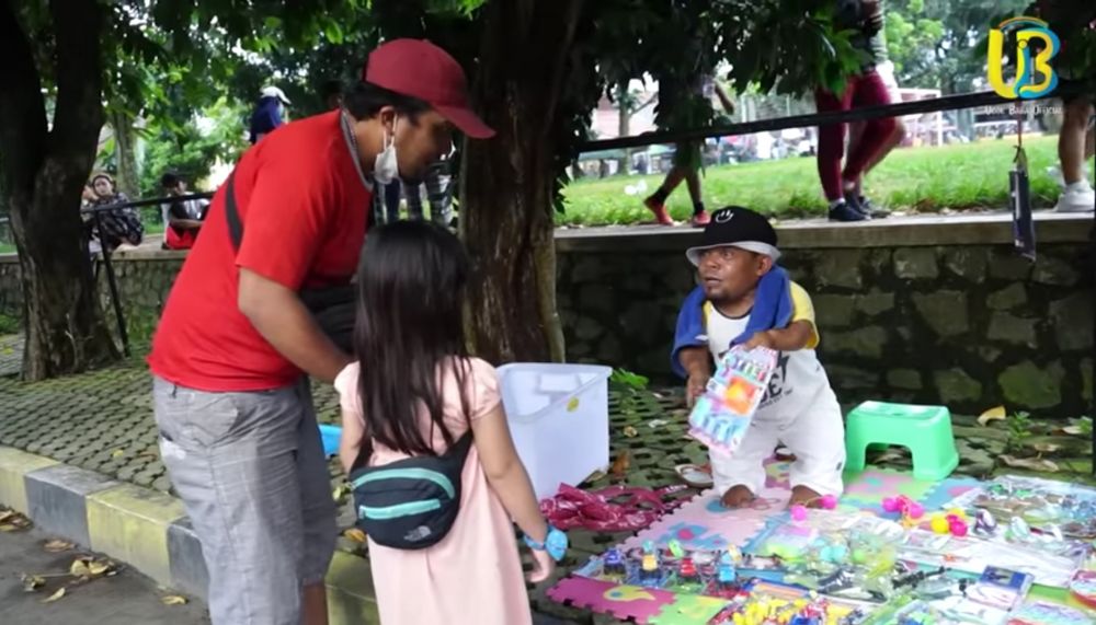 Ucok Baba jualan lato-lato © 2023 brilio.net