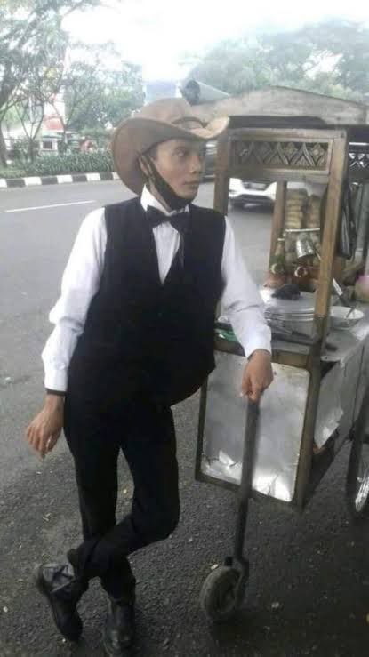 orang mendadak pakai kostum koboi © berbagai sumber