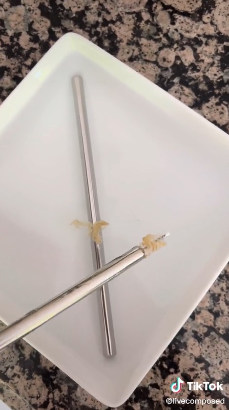 Jangan cuma disikat, ini trik ampuh basmi lumut di bagian dalam sedotan stainless