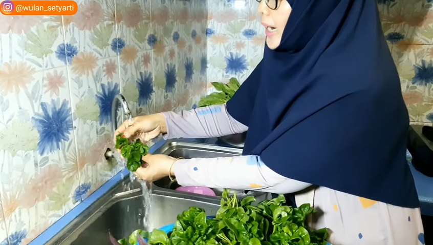 Tak perlu direbus, ini trik mencuci sayur dan buah agar terbebas dari lilin dan pestisida