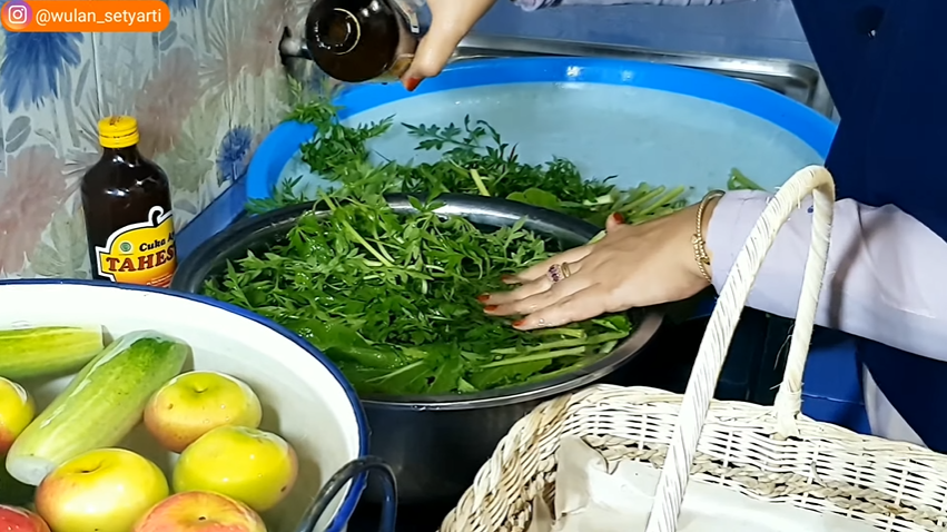 Tak perlu direbus, ini trik mencuci sayur dan buah agar terbebas dari lilin dan pestisida