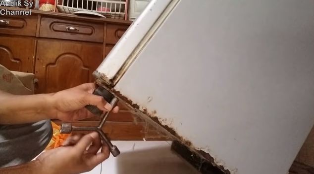 Tak perlu ke tukang service, ini cara memperbaiki pintu kulkas yang tidak tertutup rapat