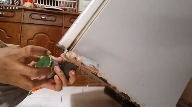 Tak perlu ke tukang service, ini cara memperbaiki pintu kulkas yang tidak tertutup rapat