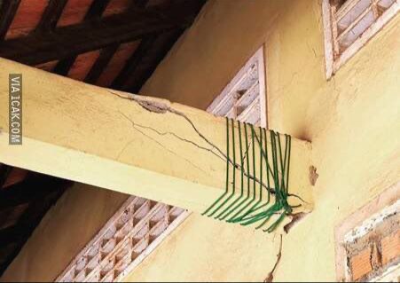 cara tukang bangunan benerin rumah nyeleneh © berbagai sumber