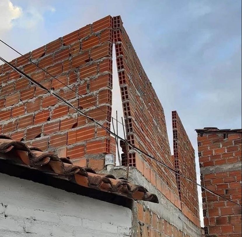 cara tukang bangunan benerin rumah nyeleneh © berbagai sumber