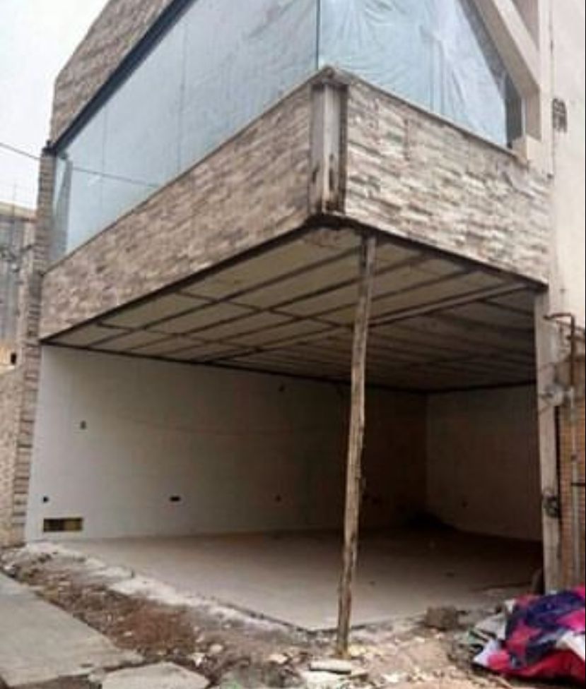 cara tukang bangunan benerin rumah nyeleneh © berbagai sumber