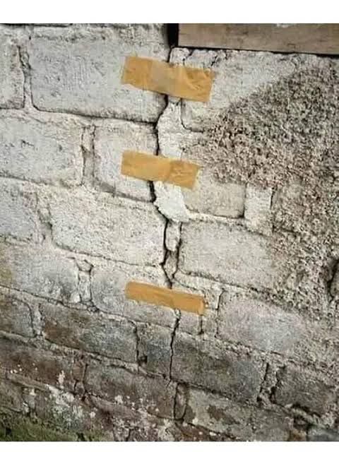 cara tukang bangunan benerin rumah nyeleneh © berbagai sumber