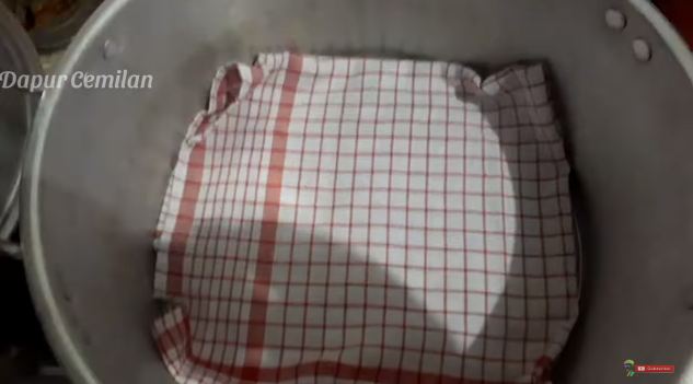 Trik melembutkan kulit lumpia beku agar kembali lentur dan antisobek