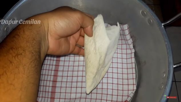 Trik melembutkan kulit lumpia beku agar kembali lentur dan antisobek