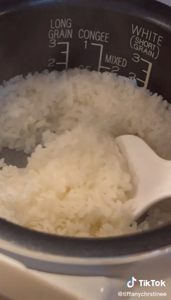 Tanpa bahan tambahan, ini trik menanak nasi agar lebih putih dan pulen